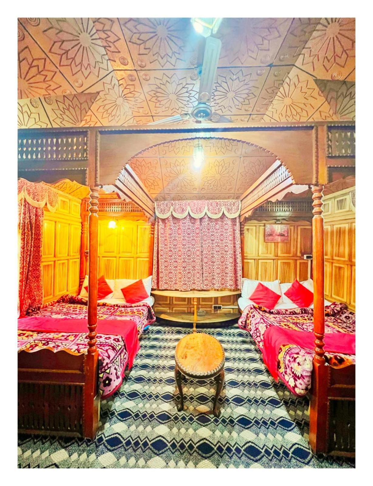 מלון Srīnagar Mossess Group Of Houseboats מראה חיצוני תמונה