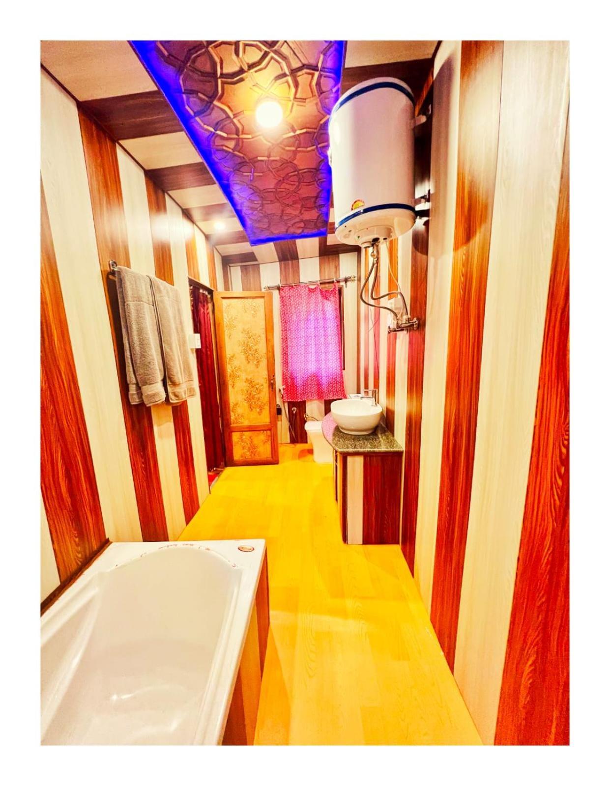 מלון Srīnagar Mossess Group Of Houseboats מראה חיצוני תמונה
