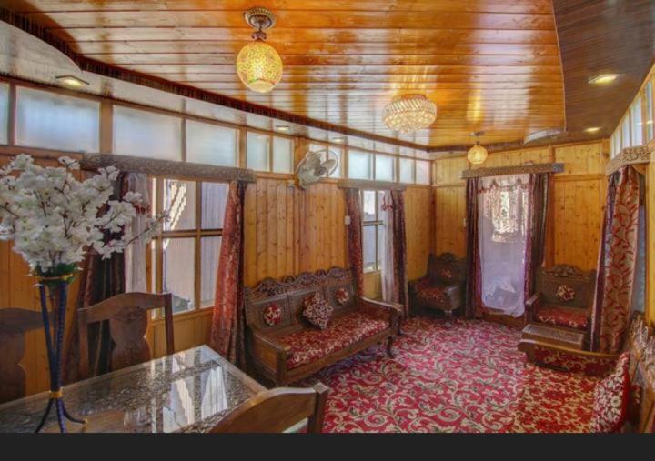 מלון Srīnagar Mossess Group Of Houseboats מראה חיצוני תמונה